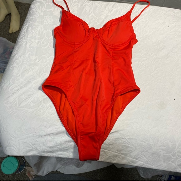 NEW Good American Show Off Fitted One Piece Bra Swimsuit Tank Bodysuit Underwire - Picture 3 of 10